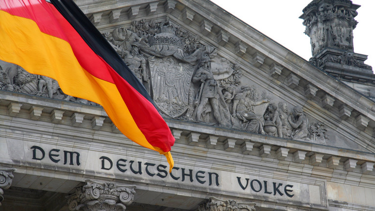 Reichstag mit Fahne