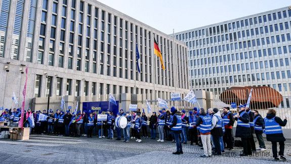Bild: Einkommensrunde 2025, Demo in Berlin beim BND