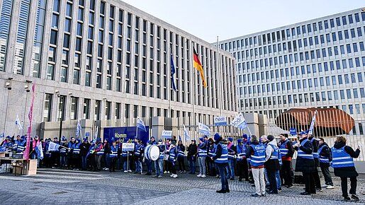 Bild: Einkommensrunde 2025, Demo in Berlin beim BND