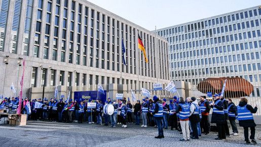 Bild: Einkommensrunde 2025, Demo in Berlin beim BND
