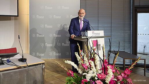 Volker Geyer hält eine Rede zu seiner Wahl als dbb Bundesvorsitzenden