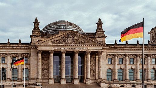 Fassade Deutscher Reichstag Bundestag Berlin Deutschland