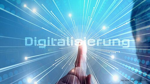 Ein Mann weist auf die Digitalisierung hin - vbob Gewerkschaft Bundesbeschäftigte