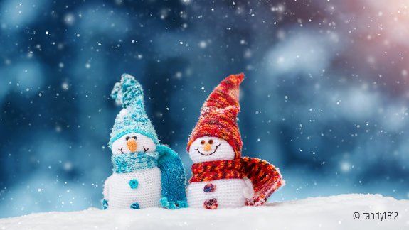 Kleine Schneemänner mit blauem Hintergrund Weihnachten